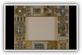 Cornice bronzo e grigio
Realizzata in vetri artistici, vetri specchiati, murrine, oro e argento, perle di vetro.
Dimensione:  24x19      misura esterna   (per fotografia 13x18 cm)
                      21x 15,5  misura esterna  (per fotografia 10x15cm)
                      17x15   misura esterna  (per fotografia 9x11 cm)
